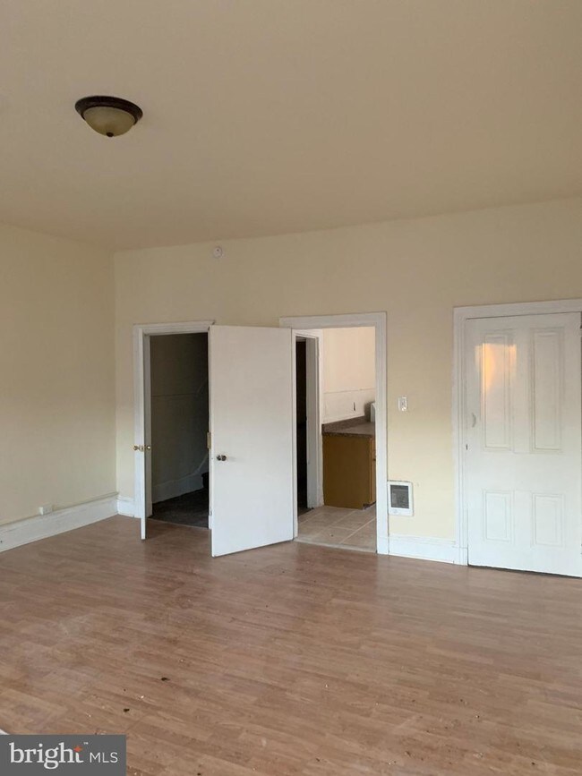 Building Photo - 13 E Elm St