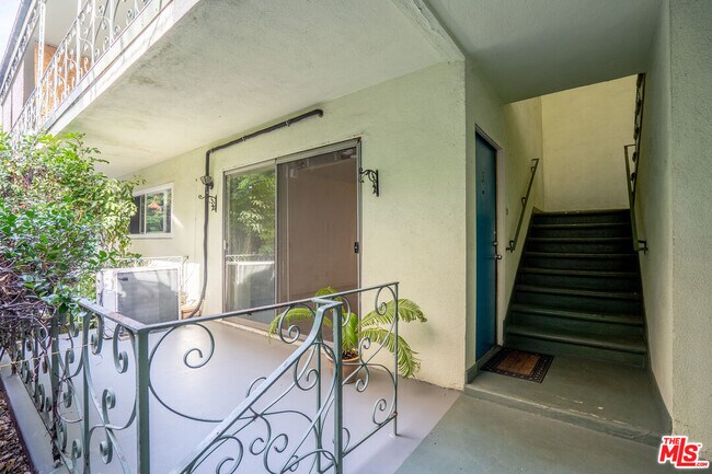 Foto del edificio - 446 S St Andrews Pl