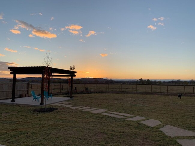 Building Photo - 3 bedroom 2 bath in Prairie Grove - privat...