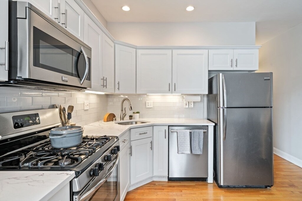Primary Photo - 6 Burnham Pl