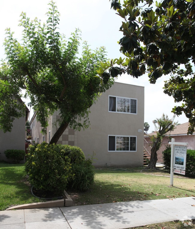 Building Photo - Derian Apartments