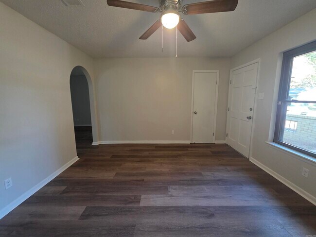 Foto del edificio - 5716 Woodridge Ln