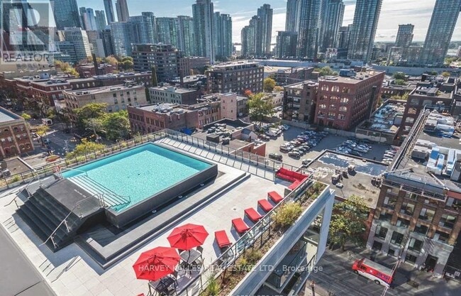 Building Photo - 560 King St W