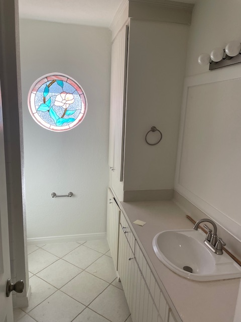 Segundo baño completo: se instalará un nuevo espejo pronto - 3706 Murworth Dr