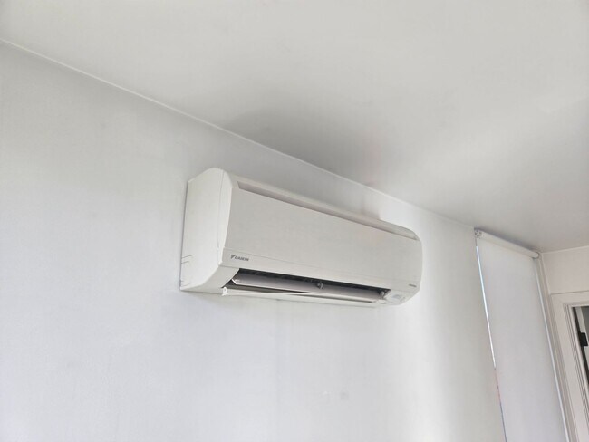 Building Photo - N Vancouver (3215)