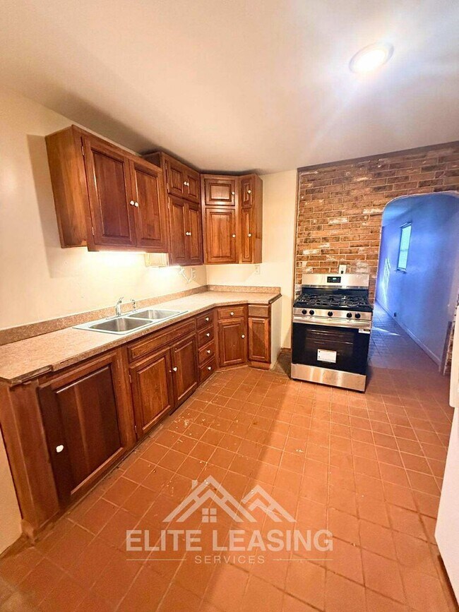 Building Photo - 4 Bedroom | 2 Bathroom Home – Spacious and Inviting!
