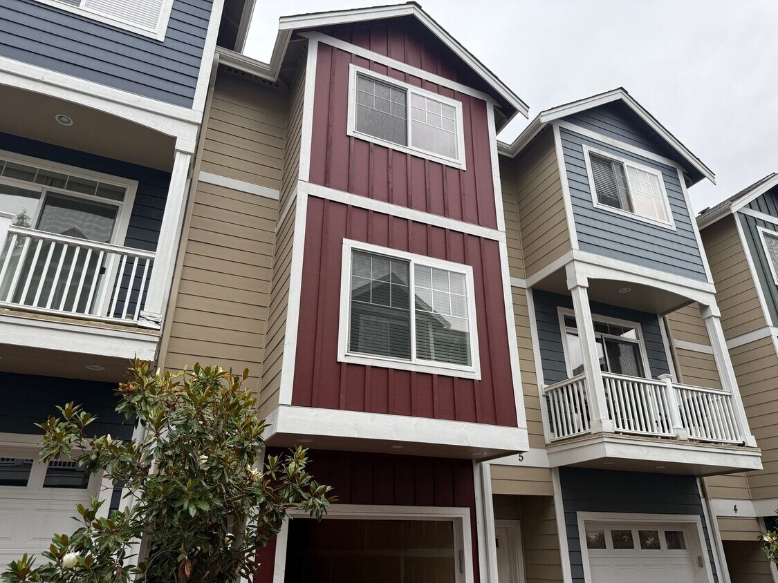 Foto principal - Beautiful 2 bed, 2.5 bath townhome located...