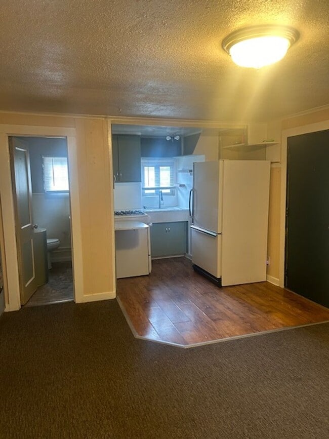 Building Photo - Cozy 2 Bedroom Home with Fenced Yard & Was...