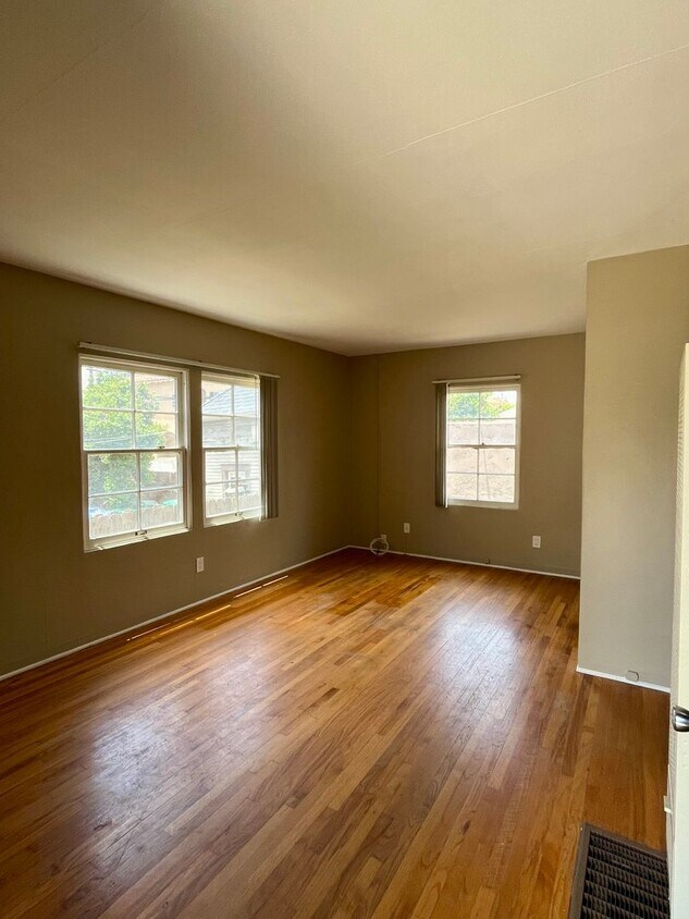 Foto principal - Large 1 Bed/1 Bath Hillcrest
