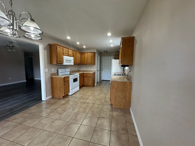 Foto del edificio - Welcome to this charming 3-bedroom, 2-bath...