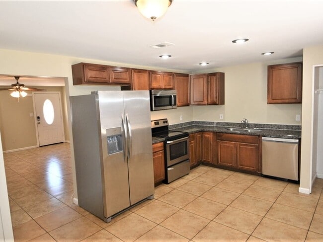 Building Photo - 1536 W Andorra Dr