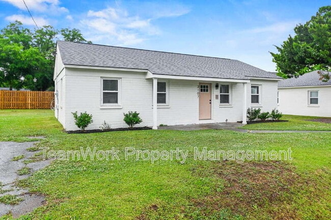Building Photo - 3107 Azalea Dr