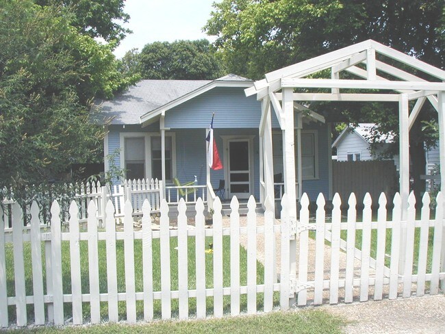 Building Photo - 424 Hugo