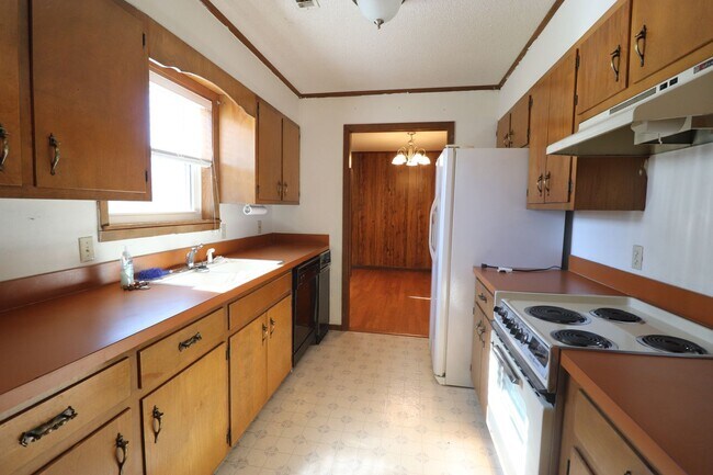 Building Photo - Large home close to Lyon