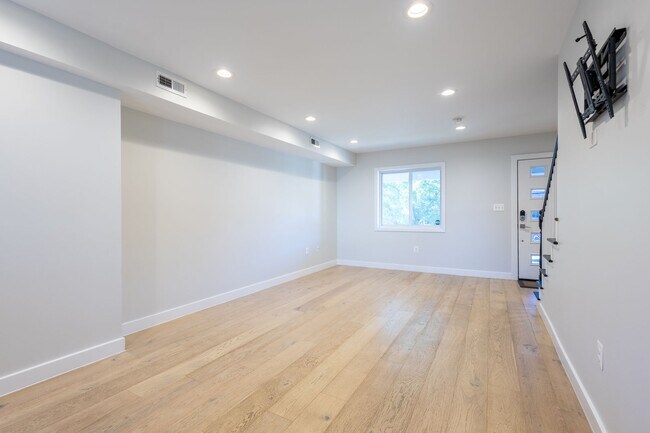 Foto del edificio - Beautiful 3 BR/3 BA Townhome in Brentwood!