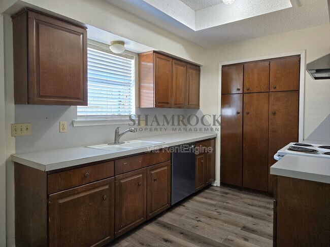 Foto del edificio - 6625 Dunn Dr