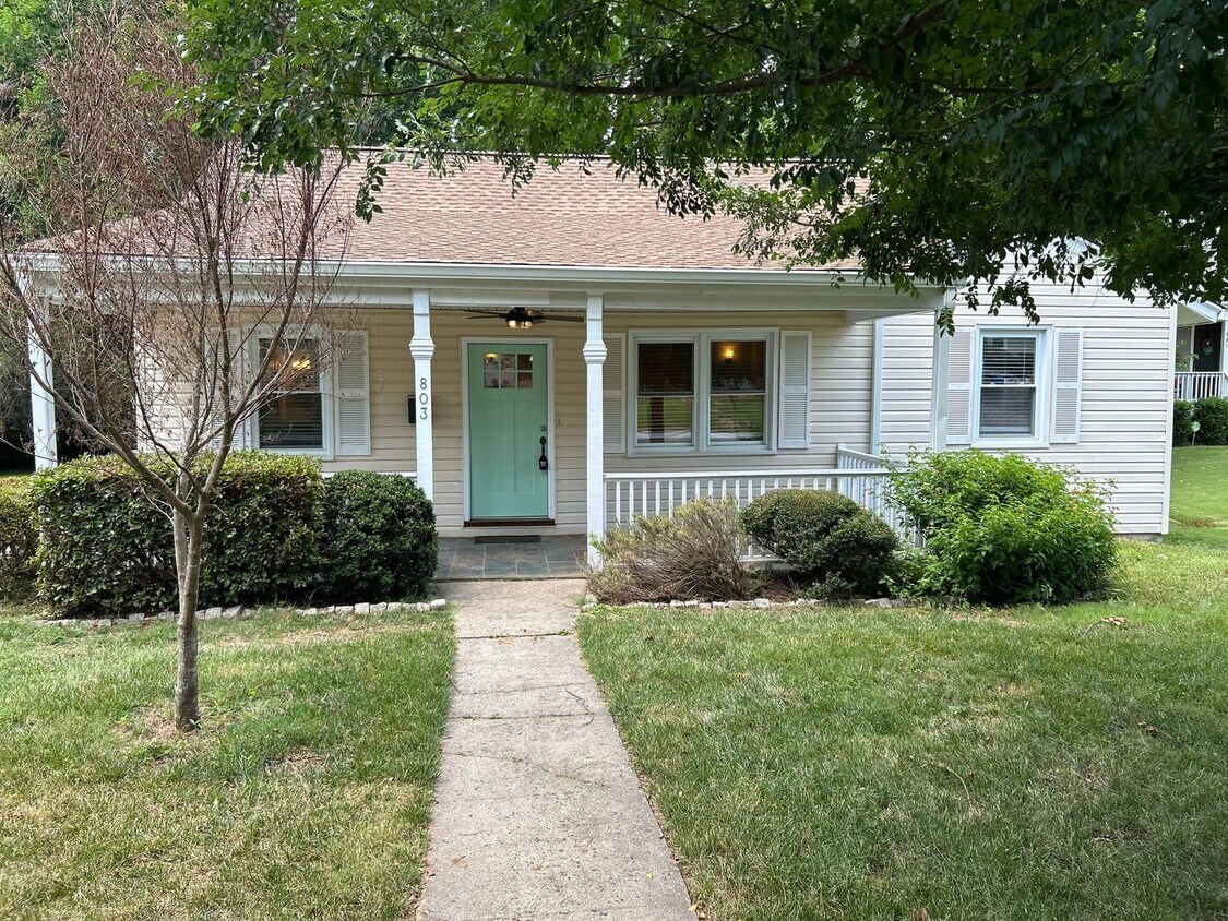 Foto principal - 3 Bedroom | 2 Bath Raleigh Home Inside the...