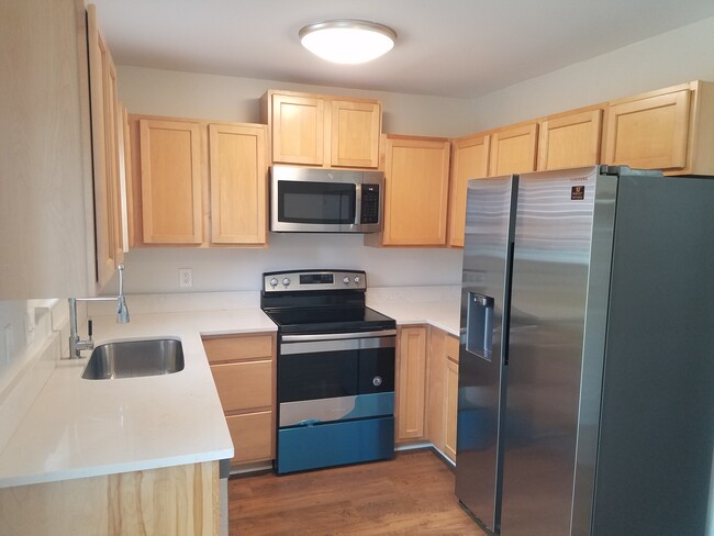 Nice kitchen with Quartz counter tops - 21 Rivers Point Row