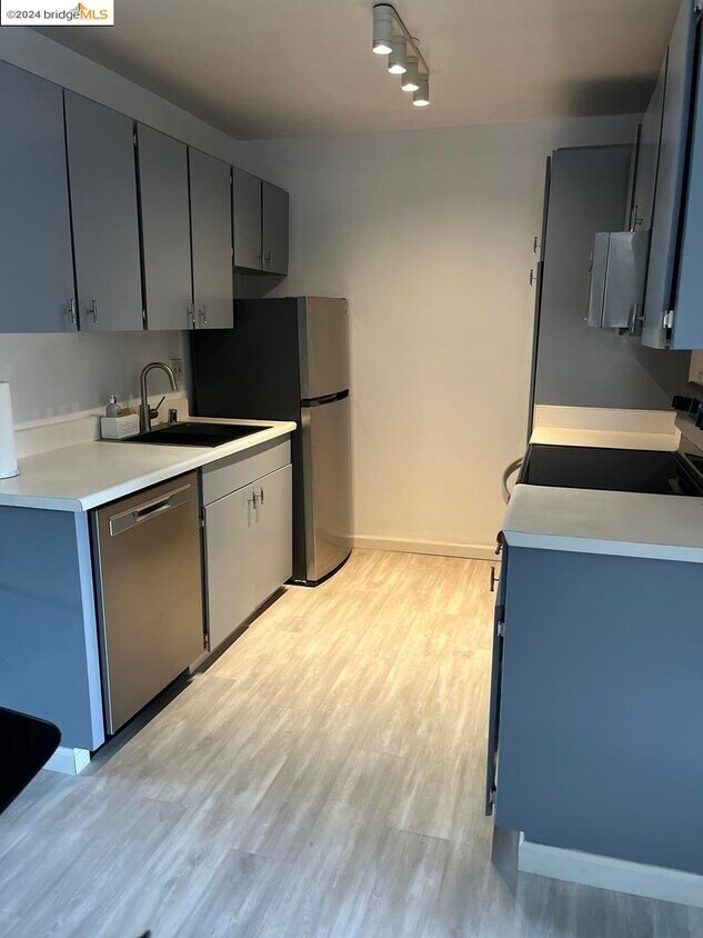 Building Photo - 100 Kinross Dr