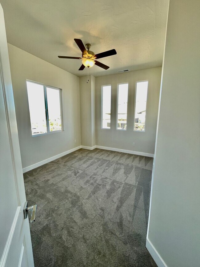 Foto del edificio - Four-Bedroom Home Near Shooting Star Park in Washington Fields