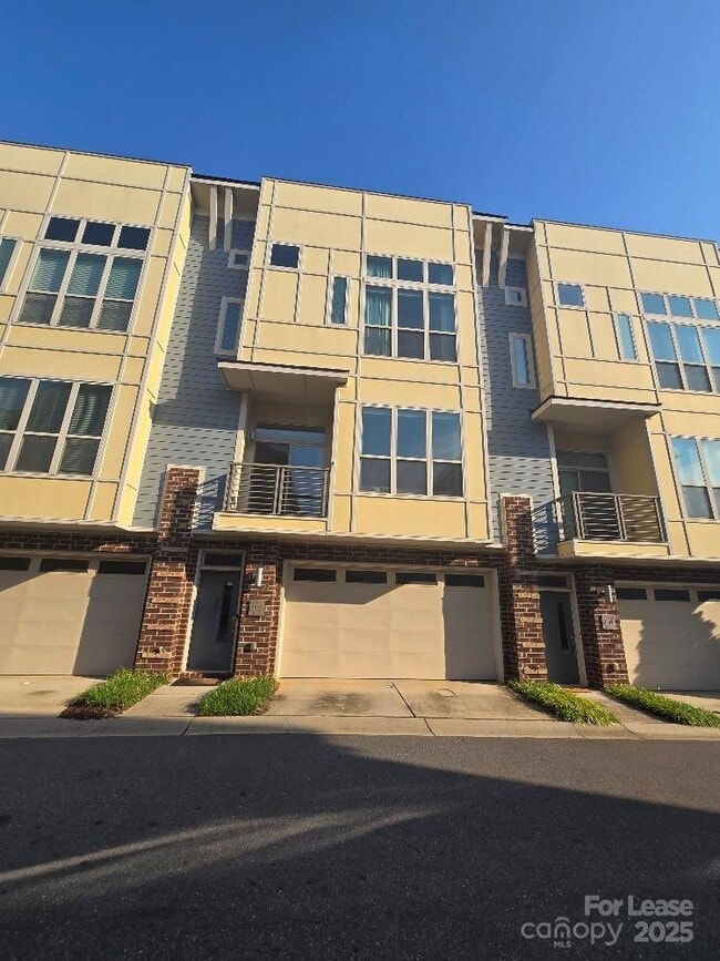Building Photo - 3343 Bessemer St