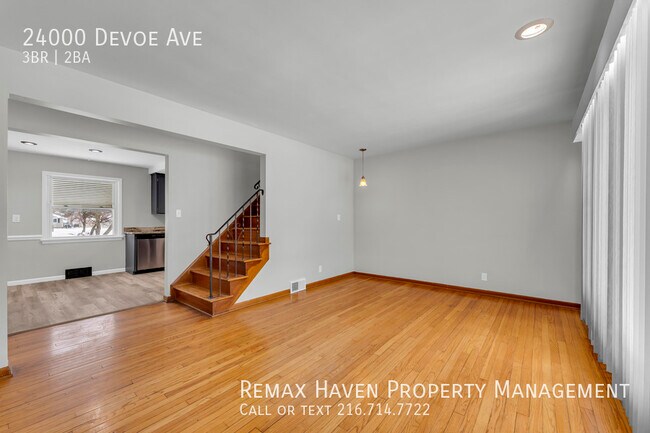 Building Photo - 24000 Deveo Ave, Euclid - Spacious 3 bed 2...