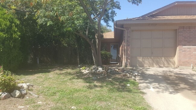 Foto del edificio - One Side of Duplex is Waiting for You- 2 Bed- 2 Bath- Lake Worth on Cul De Sac- 76135