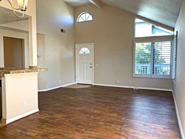 Foto del edificio - For Lease – Beautiful 2 Bed, 2 Bath Condo in Northwood Horizon | $3,195/month