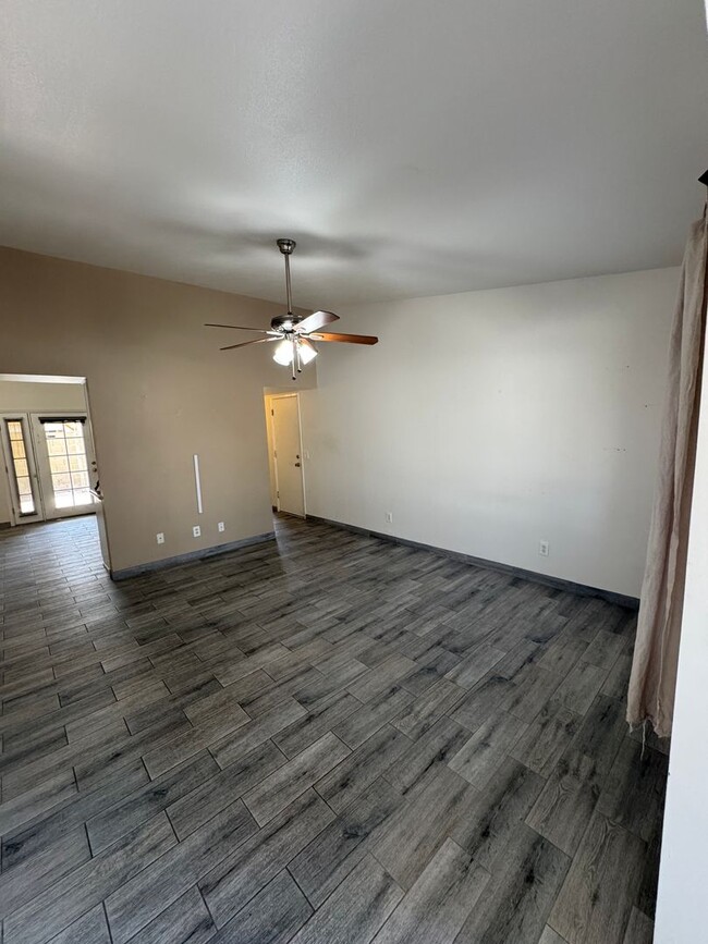 Building Photo - Cozy 3 bed / 2 bath home close to the 101 ...