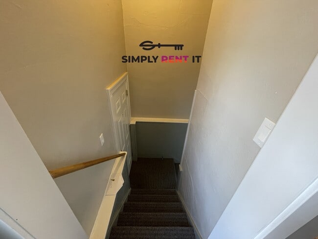 Building Photo - Renovated 2 Bedroom on Campus, Free Parkin...