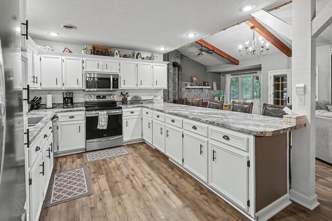 Building Photo - Rent: $2750; 6 beds 3 baths