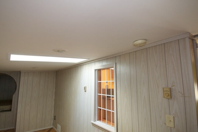 ??? Studio with skylight - 6201 NY-42