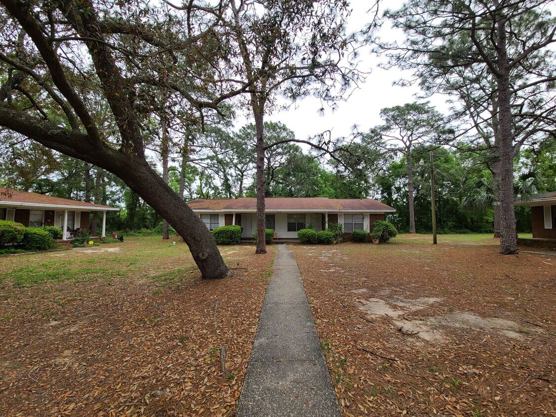 Foto principal - 2 bedroom 1 bath duplex available for rent!