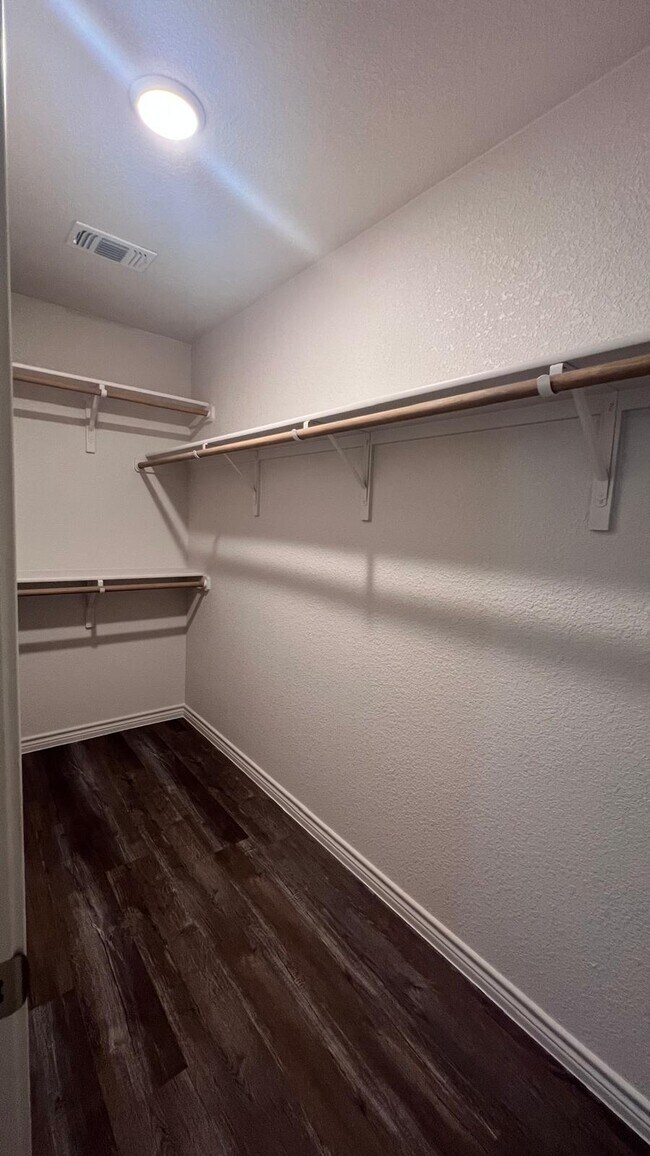 Foto del edificio - 5812 McGregor Loop