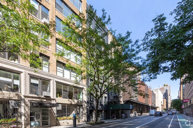 Building Photo - 231 W 26th St