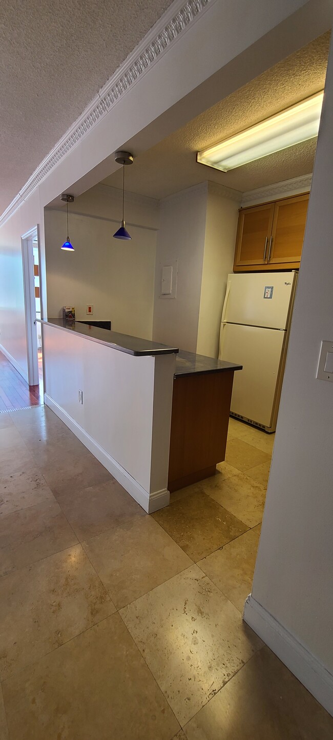 Building Photo - 45 River Dr S