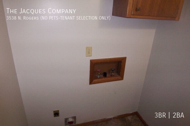 Building Photo - 3538 N Rogers Ave