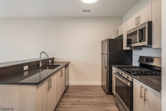 Building Photo - 72 S Essex Ave