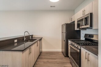 Building Photo - 72 S Essex Ave