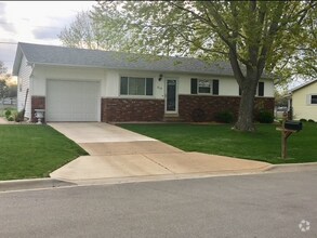 Building Photo - 313 Circle Dr