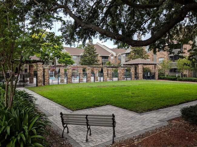 Jardines muy bien cuidados. - 2500 Winding Creek Blvd