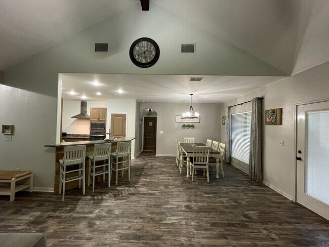 Foto del edificio - Gorgeous 3 BD/2 BA Home on 2 ACRES in La V...