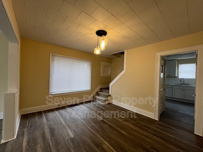 Building Photo - 1042 E 16th Ave