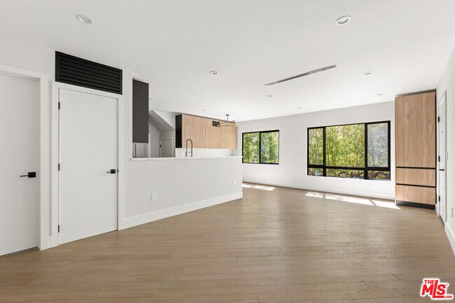 Foto del edificio - 1450 S Crescent Heights Blvd