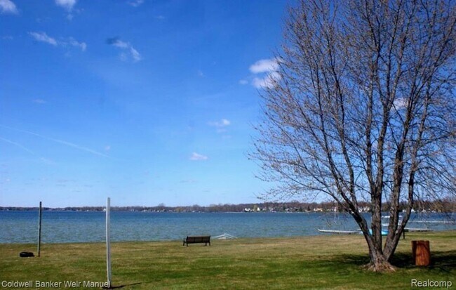 Foto del edificio - 1659 Cass Lake Rd