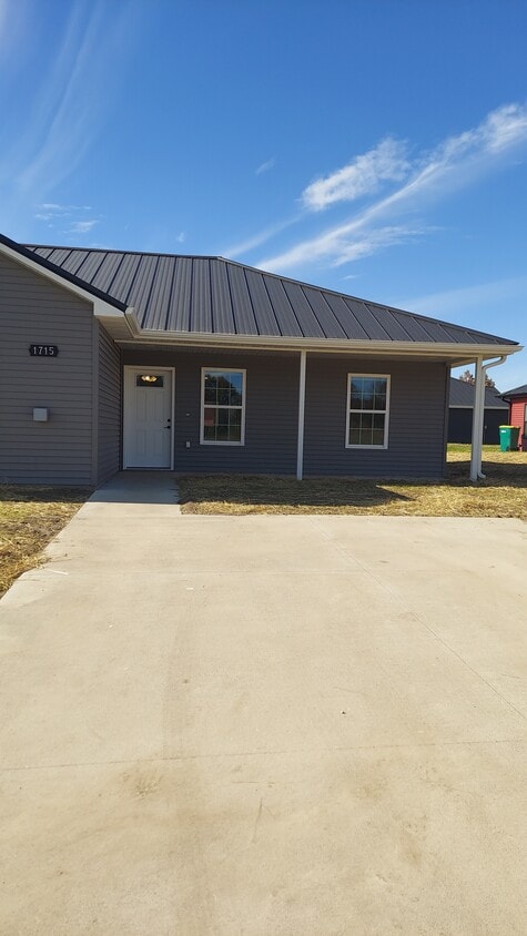 Primary Photo - 1715 Talon St