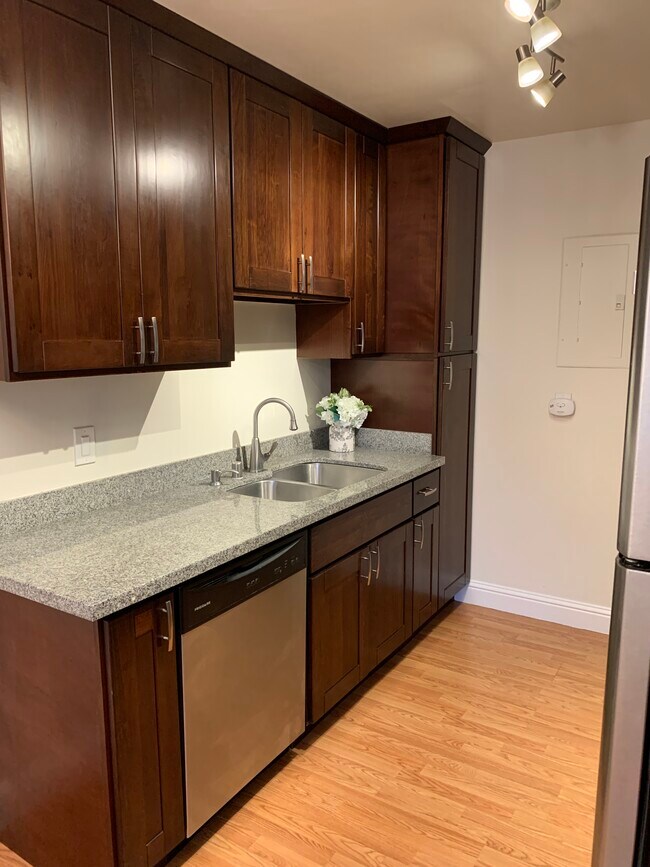 Foto del edificio - 945 Castlewood Dr