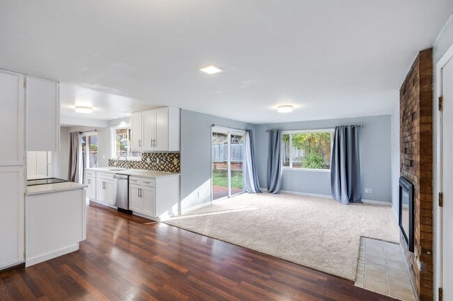 Building Photo - Beautiful 3 Bed, 2 Bath Rental Home in Highland Beaverton Neighborhood!