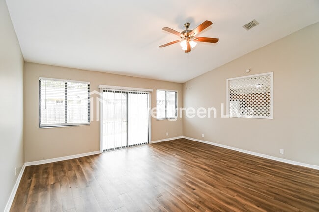 Foto del edificio - 8149 Amberwood Ct