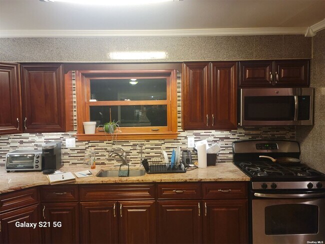 Building Photo - 76-25 58th Rd
